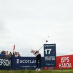 Nelly Korda, dos Estados Unidos, sai no 17º buraco durante a terceira rodada do ISPS Handa Handa Feminino Open 2025