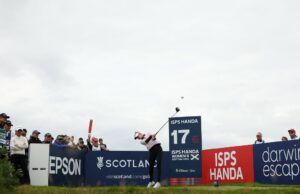 Você não está falando com um jogador de golfe do LGPA online Nelly Korda, dos Estados Unidos, sai no 17º buraco durante a terceira rodada do ISPS Handa Handa Feminino Open 2025