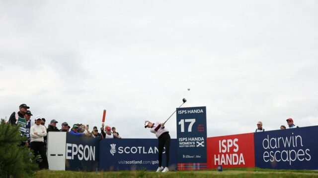 Nelly Korda, dos Estados Unidos, sai no 17º buraco durante a terceira rodada do ISPS Handa Handa Feminino Open 2025