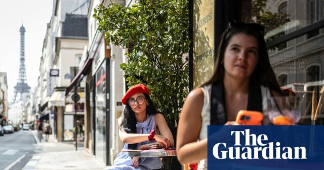 Você pode encontrar um café com vista em Paris.



