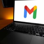 Mulher usa a integração do Google de ChatGPT para planejar seu dia