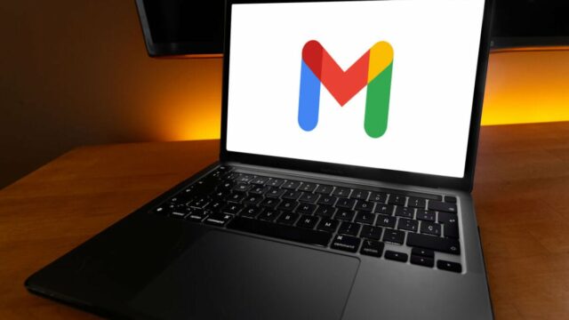 Mulher usa a integração do Google de ChatGPT para planejar seu dia