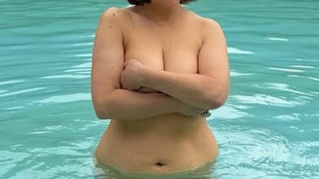 Você terá que adivinhar a estrela nua de 66 anos nesta foto do NSFW!



