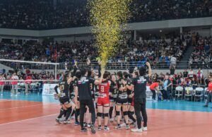 Voltar para outra faca na glória PVL Invitational O Blaze celebra os títulos de 2023.