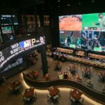 Uma mulher passa por um bar esportivo, um local de sportsbook de Fanduel, no bairro de Lincoln Park, em Chicago, em 8 de fevereiro de 2023.