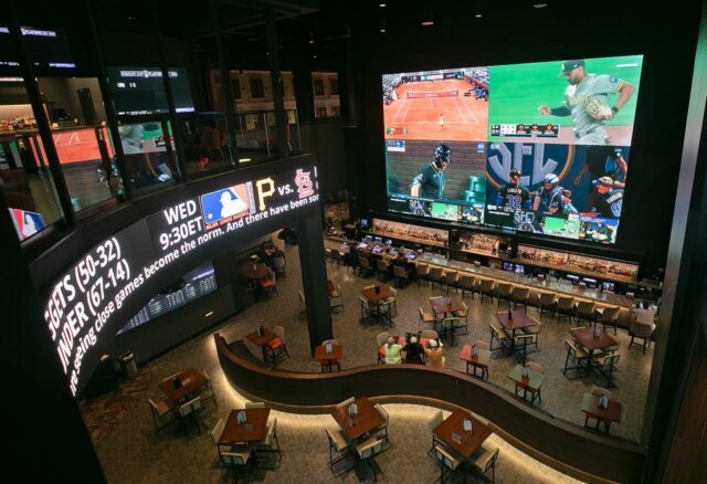 Uma mulher passa por um bar esportivo, um local de sportsbook de Fanduel, no bairro de Lincoln Park, em Chicago, em 8 de fevereiro de 2023.