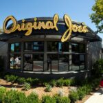 Acompanhado por membros da família Duggan, Kaplan Lasalle Hallissey, à direita, lidera a bênção do novo restaurante original por Joe em Walnut Creek, Califórnia, na quinta -feira, 14 de agosto de 2025 (D. Ross Cameron para o Bay Area News Group)