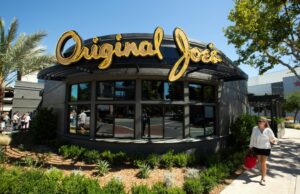 Walnut Creek: Abertura do cenário de jantar do Original Joe’s Heard Up City Acompanhado por membros da família Duggan, Kaplan Lasalle Hallissey, à direita, lidera a bênção do novo restaurante original por Joe em Walnut Creek, Califórnia, na quinta -feira, 14 de agosto de 2025 (D. Ross Cameron para o Bay Area News Group)