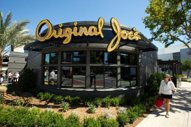 Acompanhado por membros da família Duggan, Kaplan Lasalle Hallissey, à direita, lidera a bênção do novo restaurante original por Joe em Walnut Creek, Califórnia, na quinta -feira, 14 de agosto de 2025 (D. Ross Cameron para o Bay Area News Group)