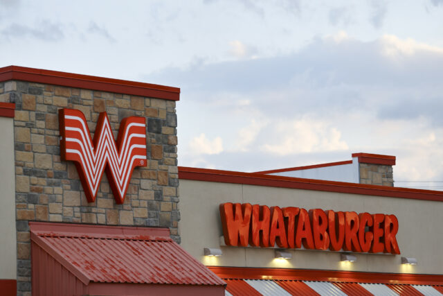 Whataburger comemora o 75º aniversário com maior queda de preço


