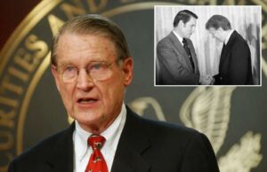 William H. Webster, apenas uma pessoa que dirige o FBI e a CIA, morre em 101 Dizendo William H. Webster.