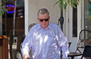 William Shatner, a lenda de Star Trek que dominou a TV há 60 anos é agora 94 e um avistamento raro O ícone de Star Trek, William Shatner, 94, parecia nítido como sempre durante uma rara passeio em Los Angeles na terça -feira