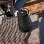 O Bose Soundlink é executado+ II em um pátio.