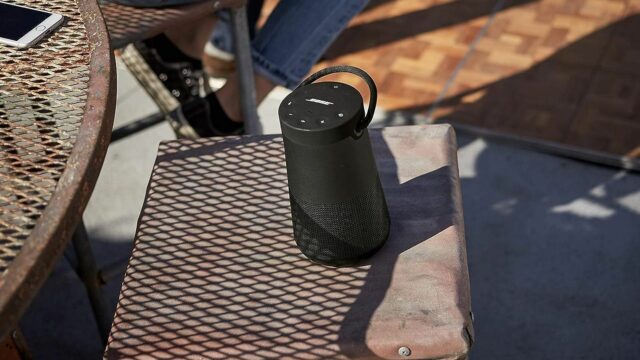 O Bose Soundlink é executado+ II em um pátio.