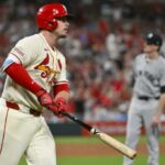 Nolan Gorman corre pela linha depois de atingir o Homer de duas velocidades de Max Fried (fundo) durante a sexta rodada de vencer no Yankees por 12 a 8 sobre os cardeais em 16 de agosto de 2025.