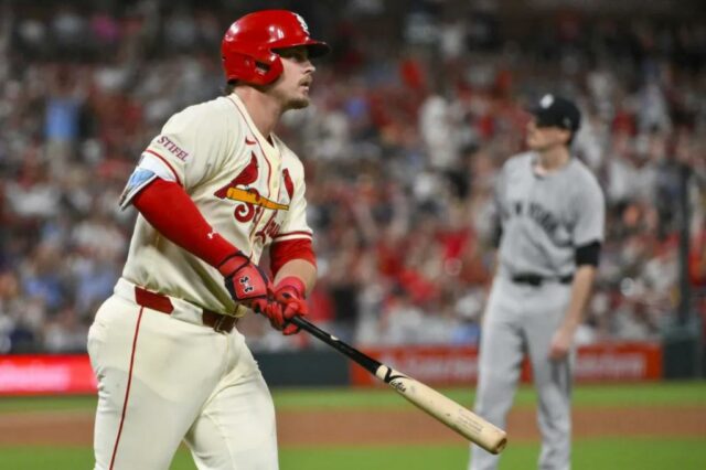 Nolan Gorman corre pela linha depois de atingir o Homer de duas velocidades de Max Fried (fundo) durante a sexta rodada de vencer no Yankees por 12 a 8 sobre os cardeais em 16 de agosto de 2025.