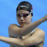 Yu Zidi "emocional" comemora uma medalha para campeonatos mundiais de natação do mundo histórico aos 12 anos de idade