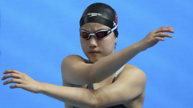 Yu Zidi "emocional" comemora uma medalha para campeonatos mundiais de natação do mundo histórico aos 12 anos de idade

