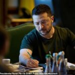 O presidente ucraniano Volodymyr Zelensky ouve o palácio de Mariinskyi em Kiev ontem durante uma teleconferência com Donald Trump e parceiros europeus após o Top do Alasca
