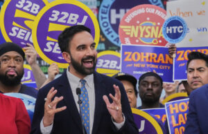 Zohran Mamdana liga sobre mandamento na aula de prefeito de Nova York Esta imagem de um vídeo postado em um Cuomo para a maioria de 10 por causa do ex -piloto de Nova York, que diz que ele concorrerá a um major da cidade de Nova York a um candidato independente, permanecendo em um candidato democrata lotado Zohran Mamdani. (Cuomo para o prefeito em AP)