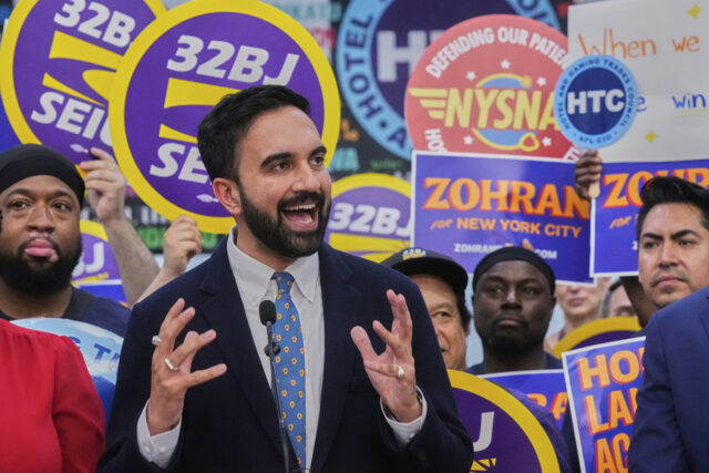 Esta imagem de um vídeo postado em um Cuomo para a maioria de 10 por causa do ex -piloto de Nova York, que diz que ele concorrerá a um major da cidade de Nova York a um candidato independente, permanecendo em um candidato democrata lotado Zohran Mamdani. (Cuomo para o prefeito em AP)