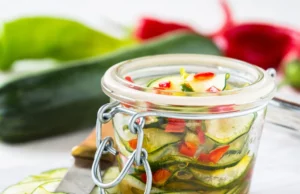 Zuchini marinado em Laguna. Jakub Kuroń combina dois sabores Zuchini marinado em Laguna. Jakub Kuroń combina dois sabores