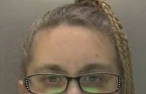 americano Betro em uma foto da polícia, libertada depois que ela foi considerada culpada de conspiração por assassinato