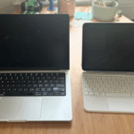 Um iPad de 11 polegadas no topo de um MacBook de 13 polegadas