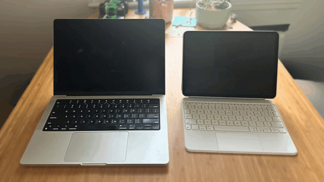 Um iPad de 11 polegadas no topo de um MacBook de 13 polegadas