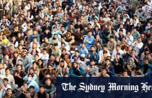 Centenas temiam morto após o terremoto de magnitude 6.0 atingir o Afeganistão Os fãs de críquete em Jalalabad assistem a uma transmissão da semifinal da Copa do Mundo T20 entre o Afeganistão e a África do Sul em junho do ano passado. A cidade abriga cerca de 200.000 pessoas.