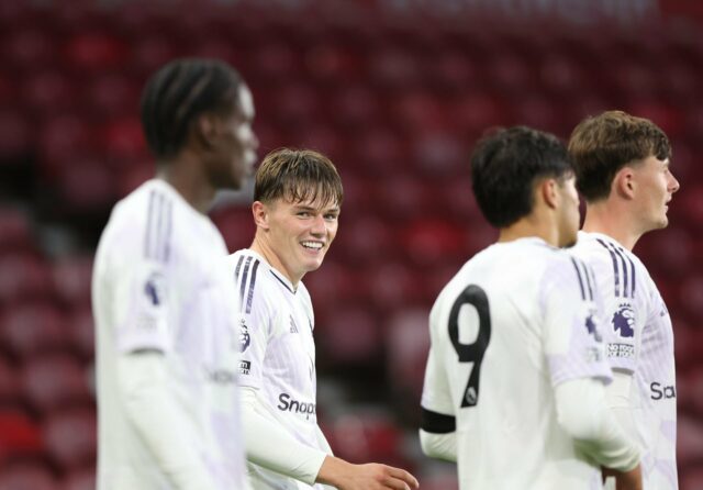 Ethan Ennis comemora para o Manchester United Sub-21s