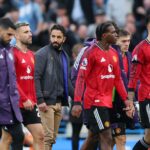 Ruben Amorim aplaude os fãs do Manchester United na Etihad.