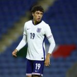 Ethan Wheatley fala com os adversários da Itália após o jogo da Inglaterra U20