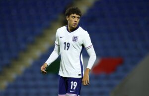 3 Habilidades do Manchester United incluem a perda de menores de 20 anos da Inglaterra, consistindo em primeira corda normal Ethan Wheatley fala com os adversários da Itália após o jogo da Inglaterra U20