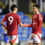 Rhys Bennett usa babador branco em Manchester United Training
