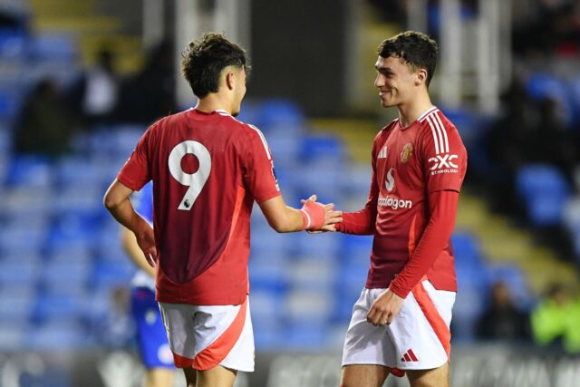 Rhys Bennett usa babador branco em Manchester United Training