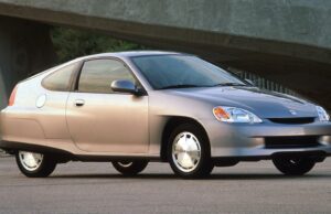 4 conceitos errôneos sobre motores cruzados (e o que é realmente real) O Mazda CX-50 puxando um trailer em uma estrada rural