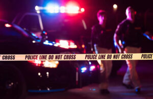 4 meninas falecem em um incêndio de residência depois que a mãe, 28, aparentemente as deixou sem supervisão: ‘Meu coração está arruinado’, afirma o pai Megan Varner/Getty Police Officer com fita de polícia (imagem de estoque)