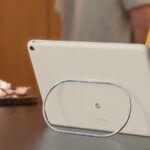 Uma caixa de comprimido de pixel pendurada em um gancho de utilidade.