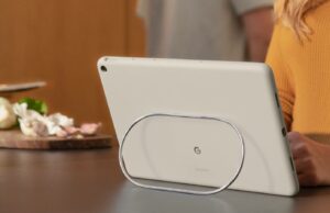 5 Métodos não tradicionais para utilizar sua situação de computador de tablet Pixel Uma caixa de comprimido de pixel pendurada em um gancho de utilidade.