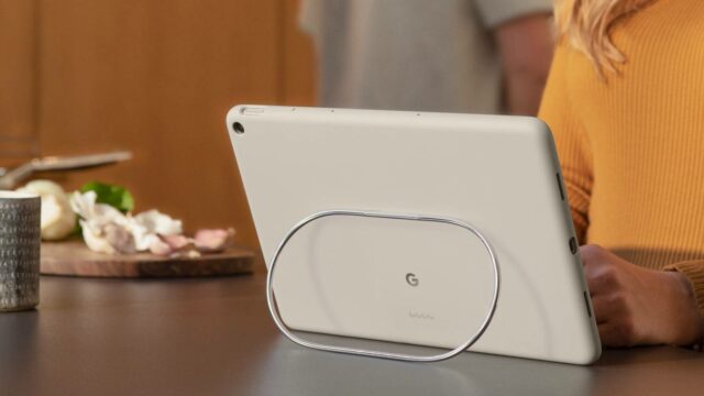Uma caixa de comprimido de pixel pendurada em um gancho de utilidade.