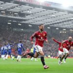 Bryan Mbeumo, Casemiro e Bruno Fernandes estão sobre a bola para o Manchester United discutindo um livre.