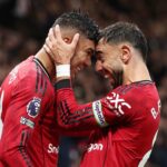 Benjamin Sesko lutando pela bola durante o Manchester United vs Chelsea.