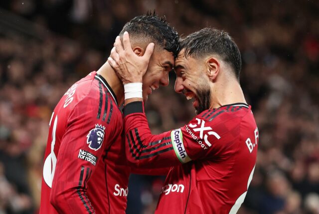 Benjamin Sesko lutando pela bola durante o Manchester United vs Chelsea.