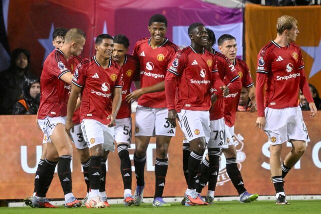 Ethan Williams comemora a pontuação para o Manchester United.
