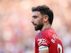 9 jogadores que precisam permanecer em seu último período no Guy Utd, consistindo em Bruno Fernandes Casemiro bate bate os fãs após a partida da Premier League entre o Fulham e o Manchester United no Craven Cottage em 2025 em Londres, Inglaterra.