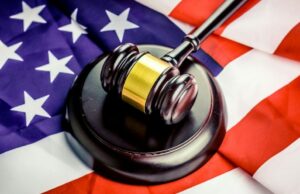 A Apple atacou com discriminação espiritual e vingança ação legal do governo O segundo juiz implica que a Apple mentiu no processo épico | Martelo na bandeira dos EUA