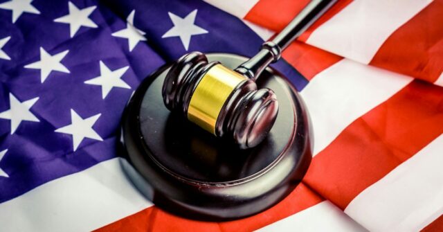 O segundo juiz implica que a Apple mentiu no processo épico | Martelo na bandeira dos EUA
