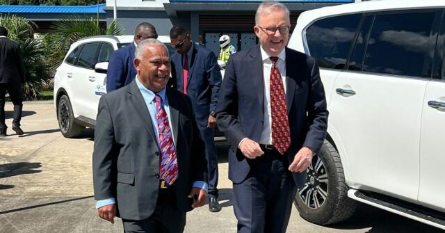 O primeiro -ministro Anthony Albanese e Vanuatu, Jotham Napat, em Port Vila, em 9 de setembro de 2025. 