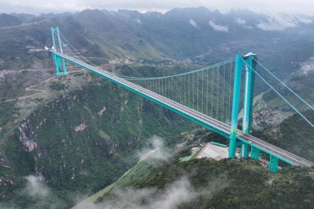 A China abre a ponte mais alta do Globe, danificando seu próprio documento anterior 

